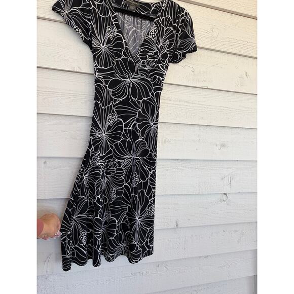 Banana Republic Black White Floral Wrap Dress Size Small Stretch Fit & Flare - Picture 3 of 7
